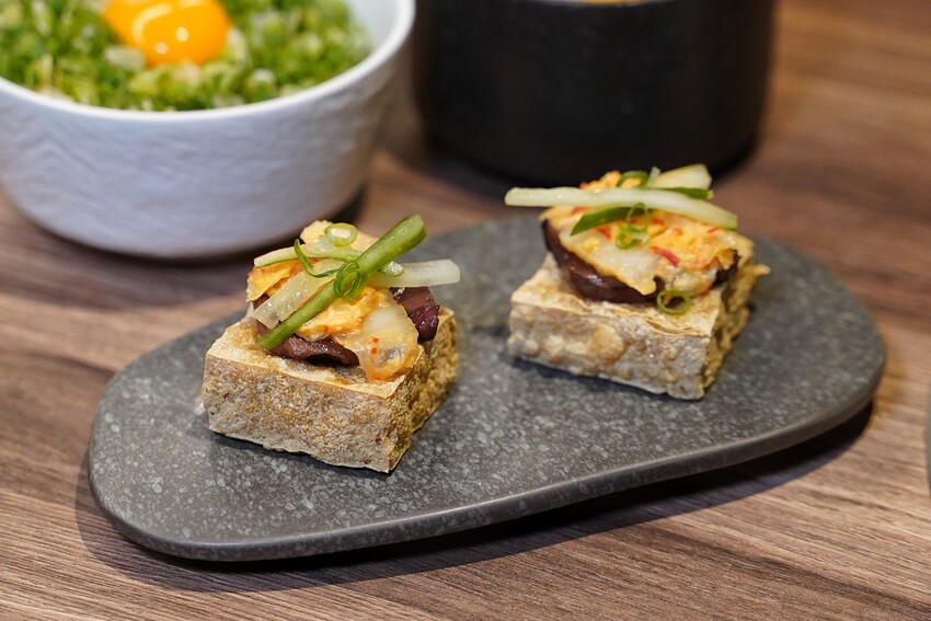 【札卡燒肉漢口店】新開幕．全台第一間雙軌輸送帶燒肉，全新裝潢寬敞又舒適，設備、菜單大升級，399元就能吃到入口即化的日本A5和牛，超值超划算！ - 阿華田的美食日記