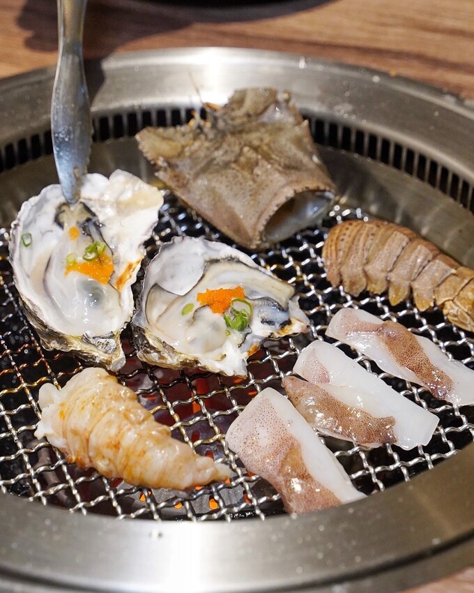 【札卡燒肉漢口店】新開幕．全台第一間雙軌輸送帶燒肉，全新裝潢寬敞又舒適，設備、菜單大升級，399元就能吃到入口即化的日本A5和牛，超值超划算！ - 阿華田的美食日記