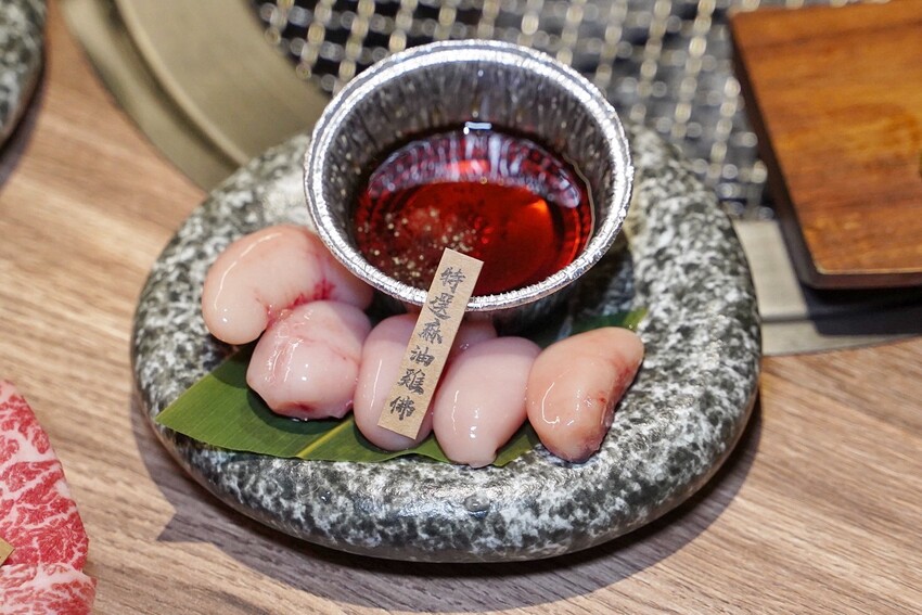 【札卡燒肉漢口店】新開幕．全台第一間雙軌輸送帶燒肉，全新裝潢寬敞又舒適，設備、菜單大升級，399元就能吃到入口即化的日本A5和牛，超值超划算！ - 阿華田的美食日記