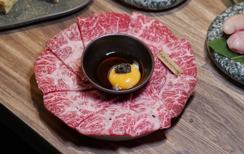 【札卡燒肉漢口店】新開幕．全台第一間雙軌輸送帶燒肉，全新裝潢寬敞又舒適，設備、菜單大升級，399元就能吃到入口即化的日本A5和牛，超值超划算！ - 阿華田的美食日記