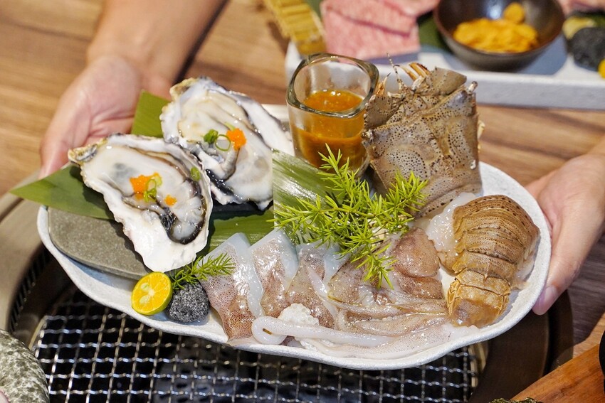 【札卡燒肉漢口店】新開幕．全台第一間雙軌輸送帶燒肉，全新裝潢寬敞又舒適，設備、菜單大升級，399元就能吃到入口即化的日本A5和牛，超值超划算！ - 阿華田的美食日記