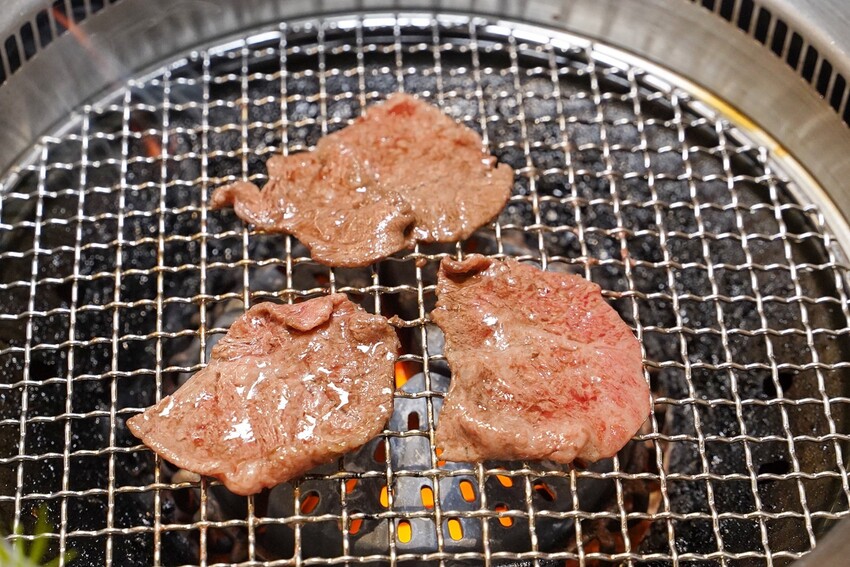 【札卡燒肉漢口店】新開幕．全台第一間雙軌輸送帶燒肉，全新裝潢寬敞又舒適，設備、菜單大升級，399元就能吃到入口即化的日本A5和牛，超值超划算！ - 阿華田的美食日記