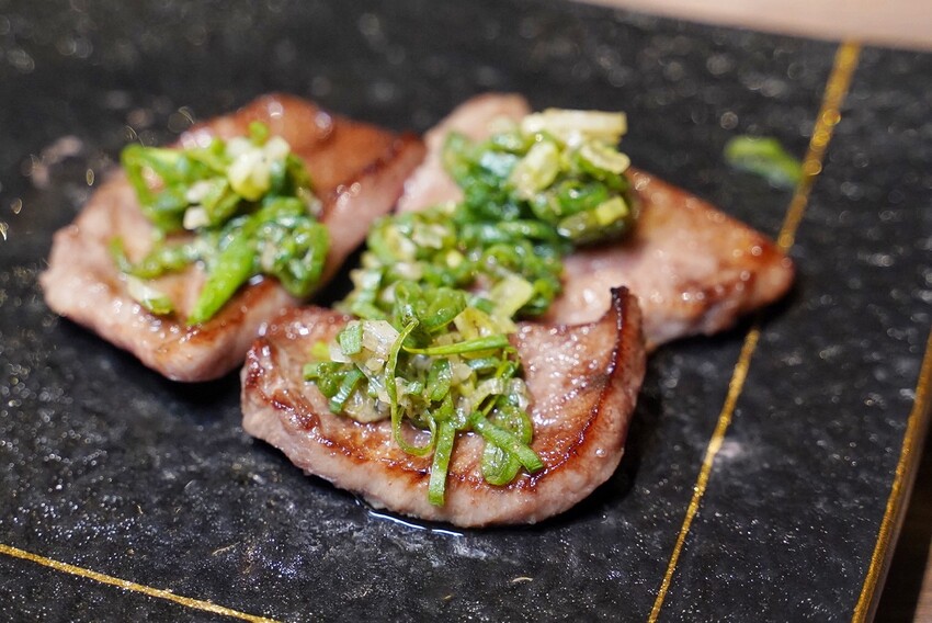 【札卡燒肉漢口店】新開幕．全台第一間雙軌輸送帶燒肉，全新裝潢寬敞又舒適，設備、菜單大升級，399元就能吃到入口即化的日本A5和牛，超值超划算！ - 阿華田的美食日記