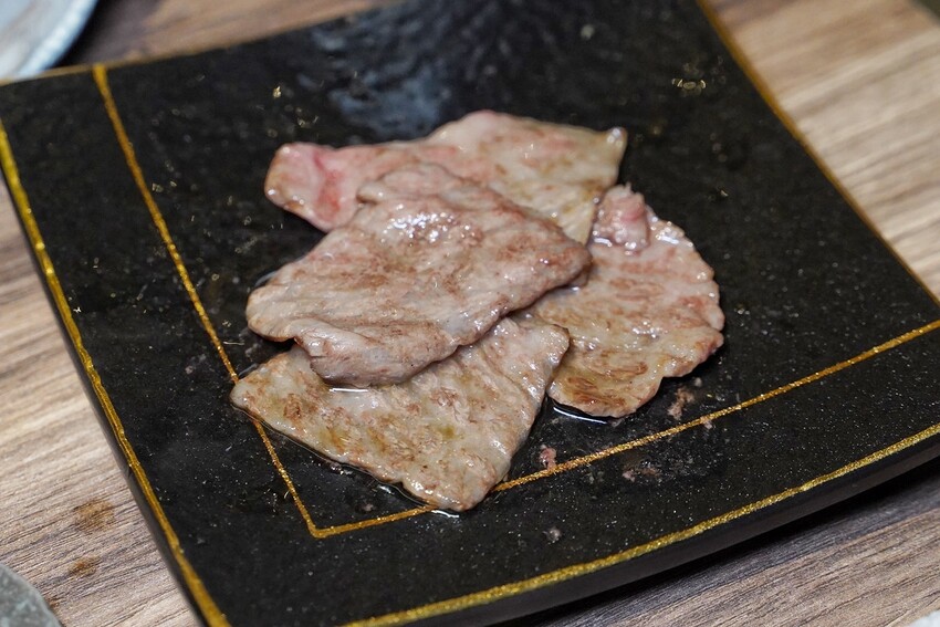 【札卡燒肉漢口店】新開幕．全台第一間雙軌輸送帶燒肉，全新裝潢寬敞又舒適，設備、菜單大升級，399元就能吃到入口即化的日本A5和牛，超值超划算！ - 阿華田的美食日記