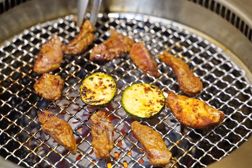 【札卡燒肉漢口店】新開幕．全台第一間雙軌輸送帶燒肉，全新裝潢寬敞又舒適，設備、菜單大升級，399元就能吃到入口即化的日本A5和牛，超值超划算！ - 阿華田的美食日記