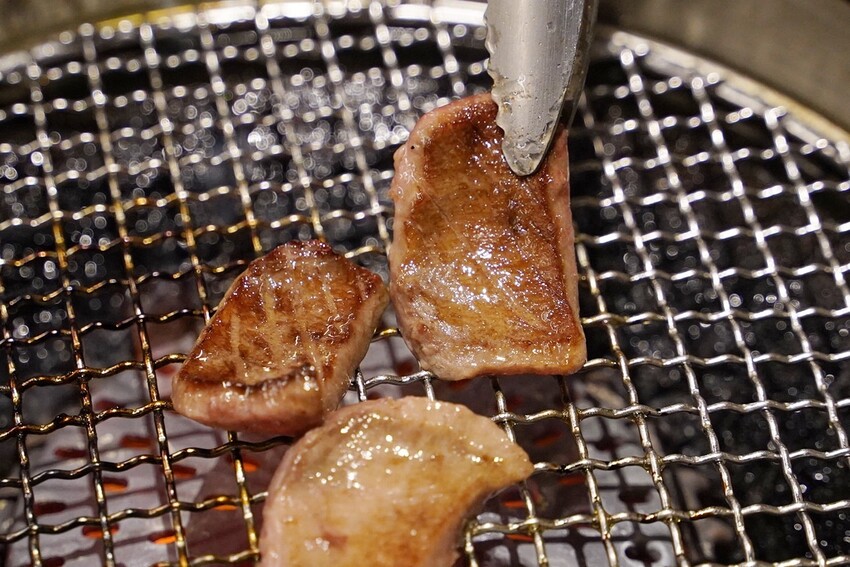 【札卡燒肉漢口店】新開幕．全台第一間雙軌輸送帶燒肉，全新裝潢寬敞又舒適，設備、菜單大升級，399元就能吃到入口即化的日本A5和牛，超值超划算！ - 阿華田的美食日記