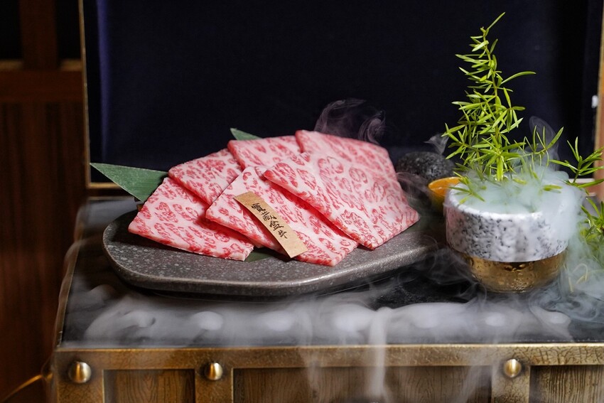 【札卡燒肉漢口店】新開幕．全台第一間雙軌輸送帶燒肉，全新裝潢寬敞又舒適，設備、菜單大升級，399元就能吃到入口即化的日本A5和牛，超值超划算！ - 阿華田的美食日記