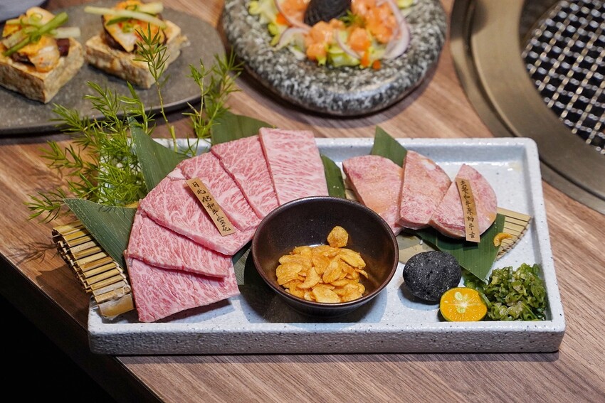 【札卡燒肉漢口店】新開幕．全台第一間雙軌輸送帶燒肉，全新裝潢寬敞又舒適，設備、菜單大升級，399元就能吃到入口即化的日本A5和牛，超值超划算！ - 阿華田的美食日記