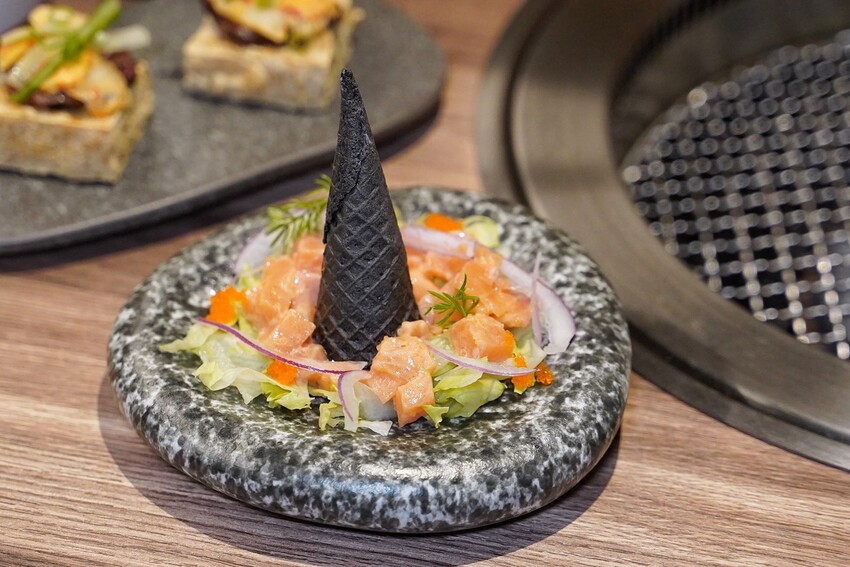 【札卡燒肉漢口店】新開幕．全台第一間雙軌輸送帶燒肉，全新裝潢寬敞又舒適，設備、菜單大升級，399元就能吃到入口即化的日本A5和牛，超值超划算！ - 阿華田的美食日記