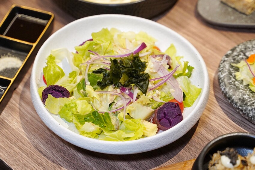 【札卡燒肉漢口店】新開幕．全台第一間雙軌輸送帶燒肉，全新裝潢寬敞又舒適，設備、菜單大升級，399元就能吃到入口即化的日本A5和牛，超值超划算！ - 阿華田的美食日記