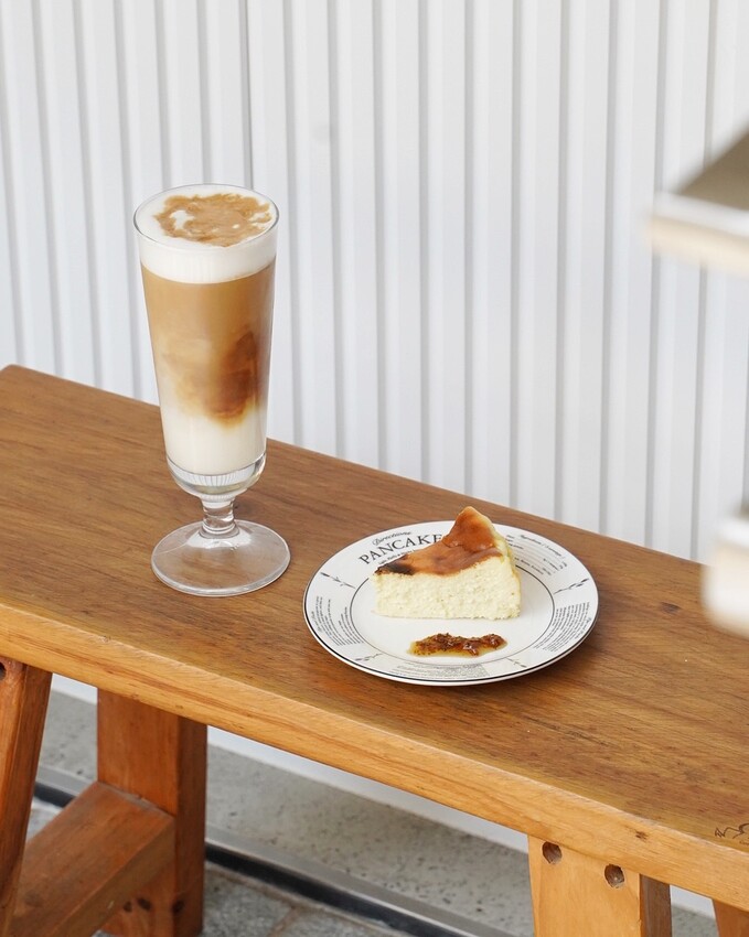 一秒到日本！「Share day coffee」竹北鬧區靜巷的文仁街上新開幕這間住宅區咖啡廳！一杯咖啡加一塊蛋糕只要150元，相當平易近人！ - 阿華田的美食日記