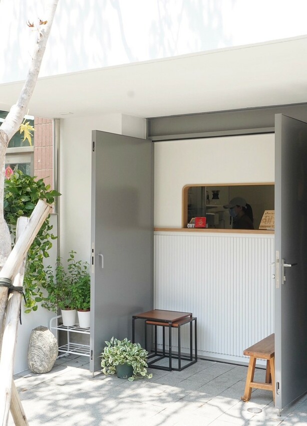 一秒到日本！「Share day coffee」竹北鬧區靜巷的文仁街上新開幕這間住宅區咖啡廳！一杯咖啡加一塊蛋糕只要150元，相當平易近人！ - 阿華田的美食日記