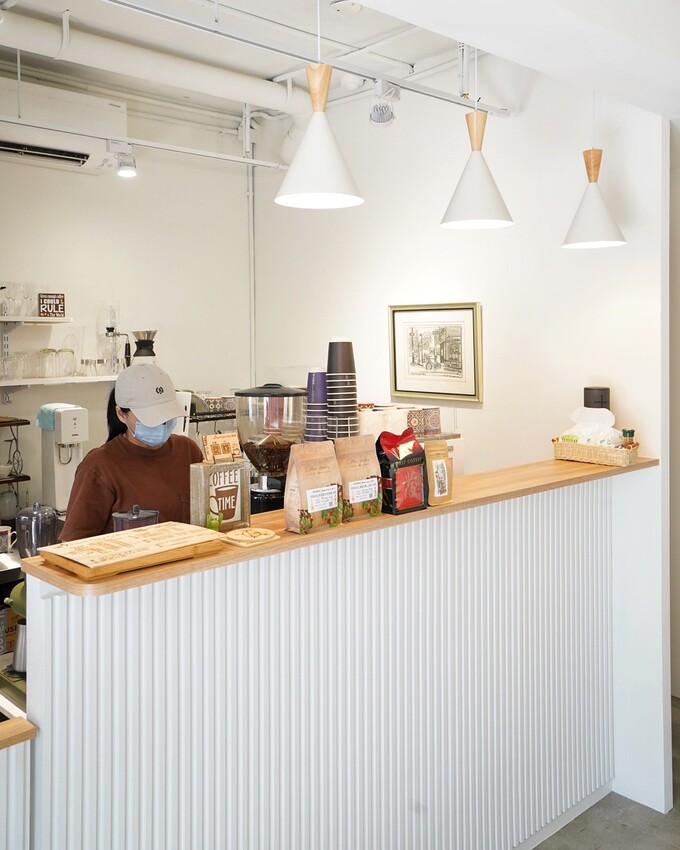 一秒到日本！「Share day coffee」竹北鬧區靜巷的文仁街上新開幕這間住宅區咖啡廳！一杯咖啡加一塊蛋糕只要150元，相當平易近人！ - 阿華田的美食日記