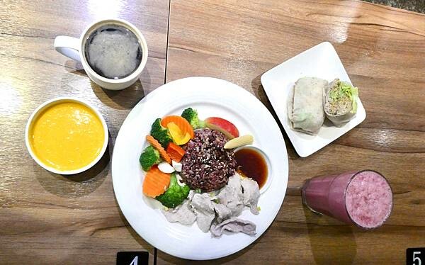 台北健康早午餐推薦/捷運葫洲站美食/小樹天然早午餐/姐妹相約吃健康料理順便約會、聊天