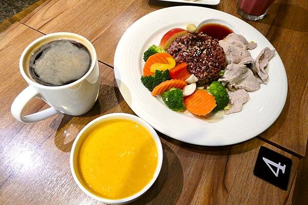 台北健康早午餐推薦/捷運葫洲站美食/小樹天然早午餐/姐妹相約吃健康料理順便約會、聊天