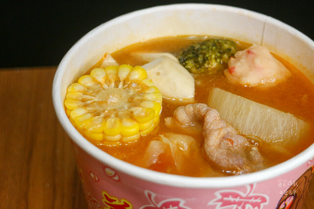 台中南屯｜蔬果熬煮湯頭清甜甘醇。平價美食不平凡｜鍋燒意麵、麻辣鴨血、炒泡麵｜川爺鍋燒