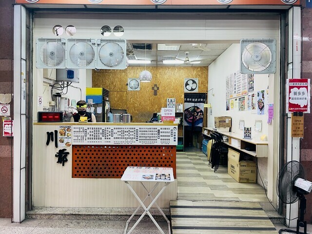 台中南屯｜蔬果熬煮湯頭清甜甘醇。平價美食不平凡｜鍋燒意麵、麻辣鴨血、炒泡麵｜川爺鍋燒