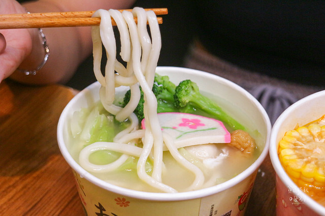 台中南屯｜蔬果熬煮湯頭清甜甘醇。平價美食不平凡｜鍋燒意麵、麻辣鴨血、炒泡麵｜川爺鍋燒