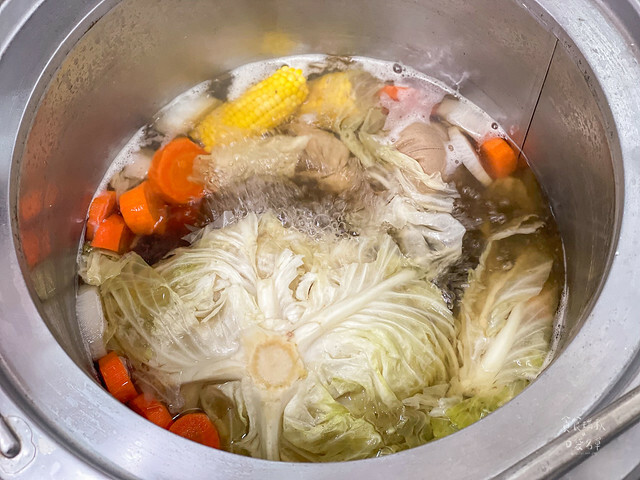 台中南屯｜蔬果熬煮湯頭清甜甘醇。平價美食不平凡｜鍋燒意麵、麻辣鴨血、炒泡麵｜川爺鍋燒
