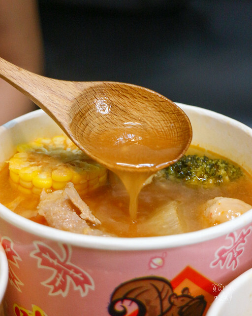 台中南屯｜蔬果熬煮湯頭清甜甘醇。平價美食不平凡｜鍋燒意麵、麻辣鴨血、炒泡麵｜川爺鍋燒