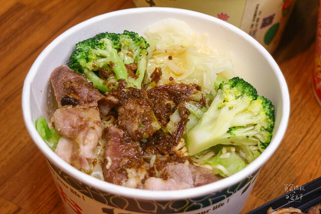 台中南屯｜蔬果熬煮湯頭清甜甘醇。平價美食不平凡｜鍋燒意麵、麻辣鴨血、炒泡麵｜川爺鍋燒