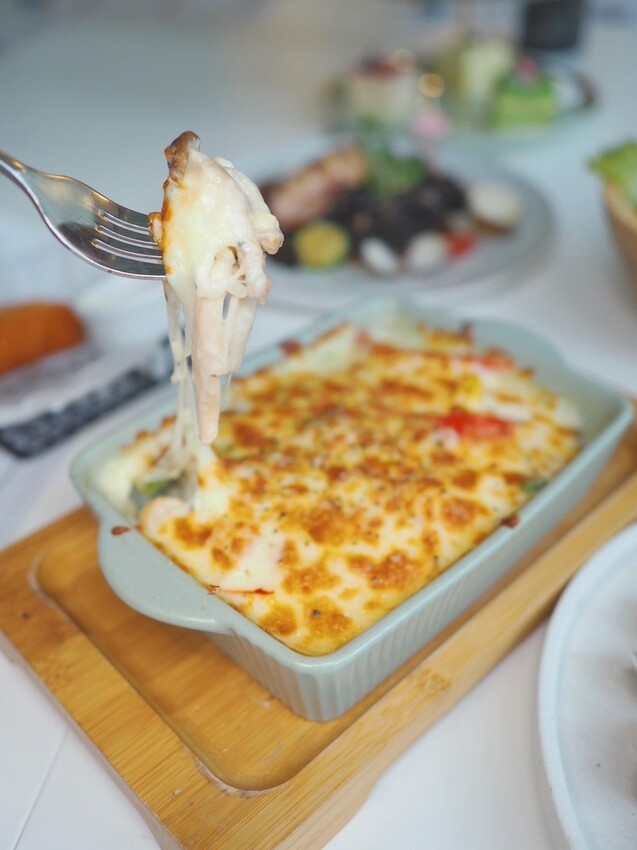 《 Listening67 林森 67》台中西區超好拍純白貨櫃玻璃屋，玻璃屋包廂就像隱藏在都市裡的森林系灶咖｜下午茶