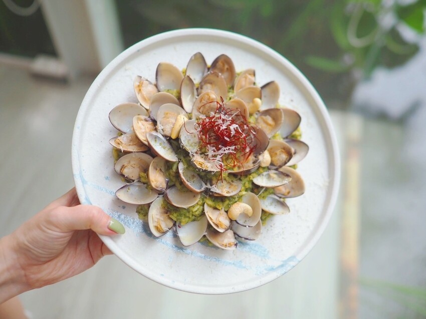 《 Listening67 林森 67》台中西區超好拍純白貨櫃玻璃屋，玻璃屋包廂就像隱藏在都市裡的森林系灶咖｜下午茶