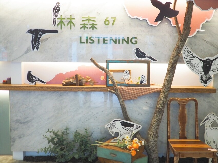 《 Listening67 林森 67》台中西區超好拍純白貨櫃玻璃屋，玻璃屋包廂就像隱藏在都市裡的森林系灶咖｜下午茶