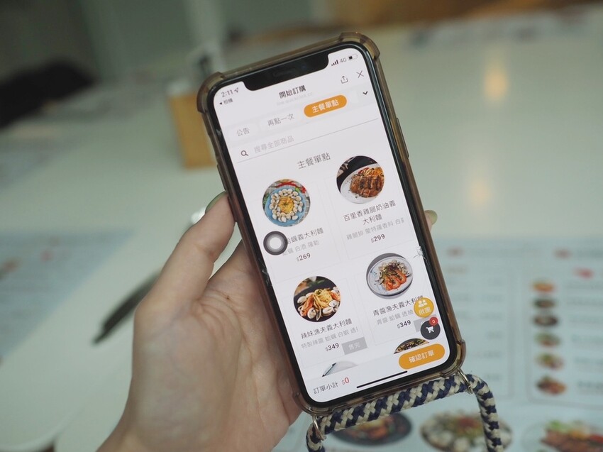 《 Listening67 林森 67》台中西區超好拍純白貨櫃玻璃屋，玻璃屋包廂就像隱藏在都市裡的森林系灶咖｜下午茶