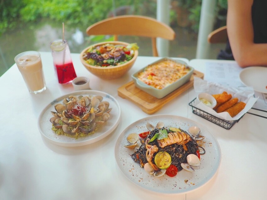 《 Listening67 林森 67》台中西區超好拍純白貨櫃玻璃屋，玻璃屋包廂就像隱藏在都市裡的森林系灶咖｜下午茶