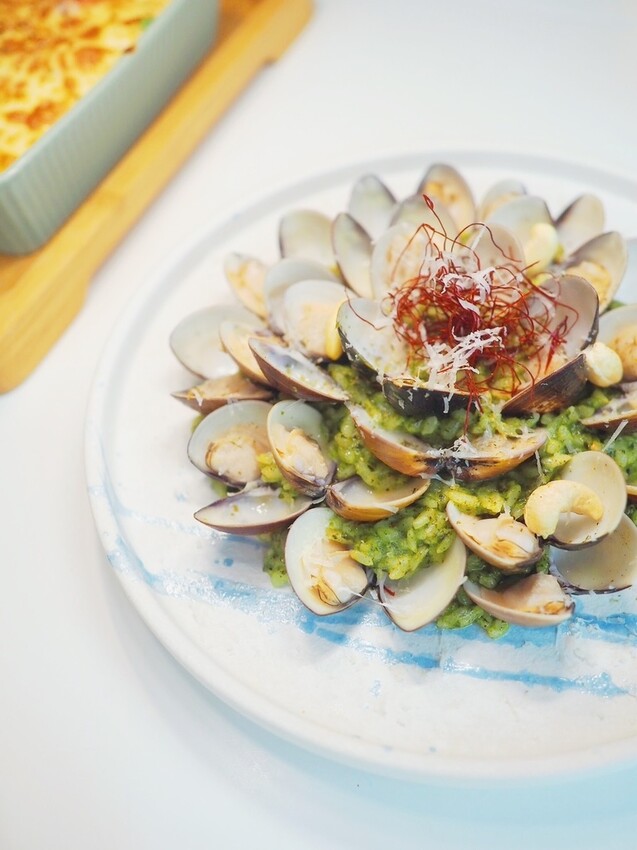 《 Listening67 林森 67》台中西區超好拍純白貨櫃玻璃屋，玻璃屋包廂就像隱藏在都市裡的森林系灶咖｜下午茶