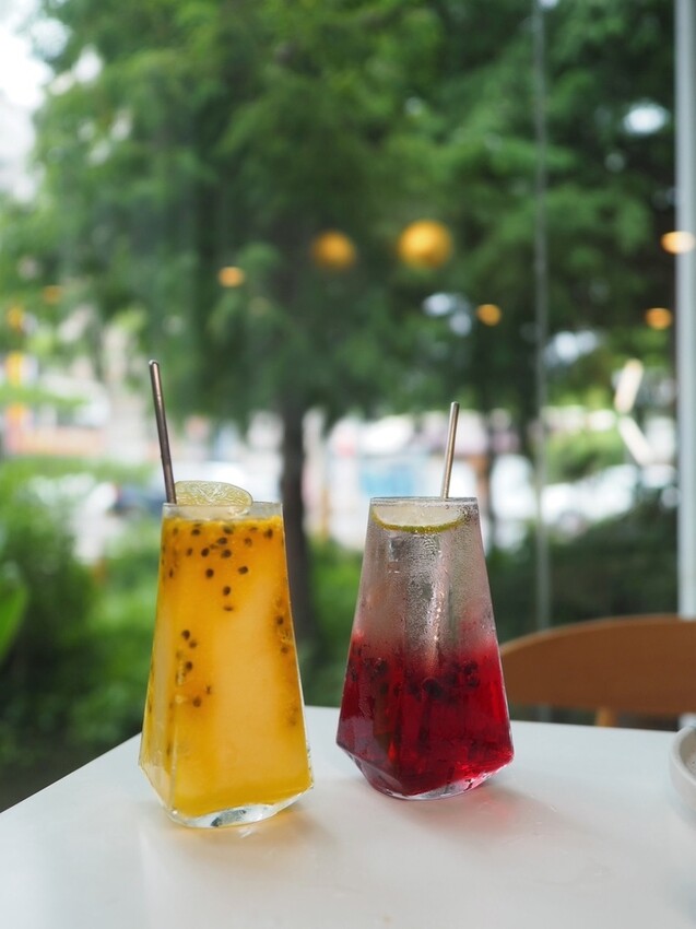 《 Listening67 林森 67》台中西區超好拍純白貨櫃玻璃屋，玻璃屋包廂就像隱藏在都市裡的森林系灶咖｜下午茶