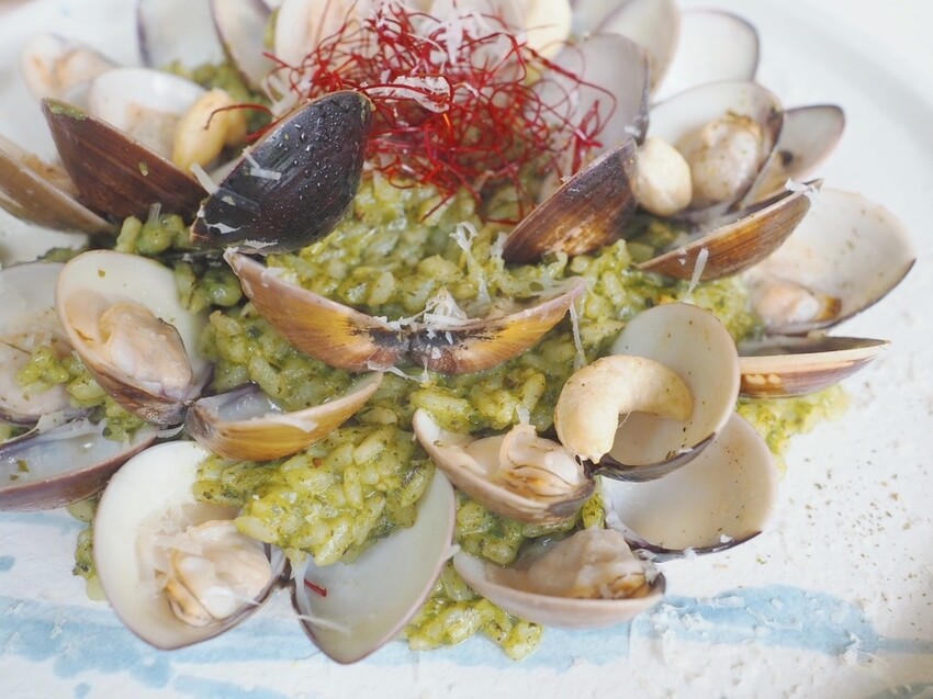 《 Listening67 林森 67》台中西區超好拍純白貨櫃玻璃屋，玻璃屋包廂就像隱藏在都市裡的森林系灶咖｜下午茶