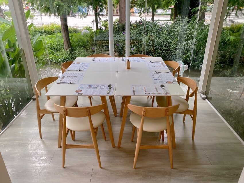 《 Listening67 林森 67》台中西區超好拍純白貨櫃玻璃屋，玻璃屋包廂就像隱藏在都市裡的森林系灶咖｜下午茶