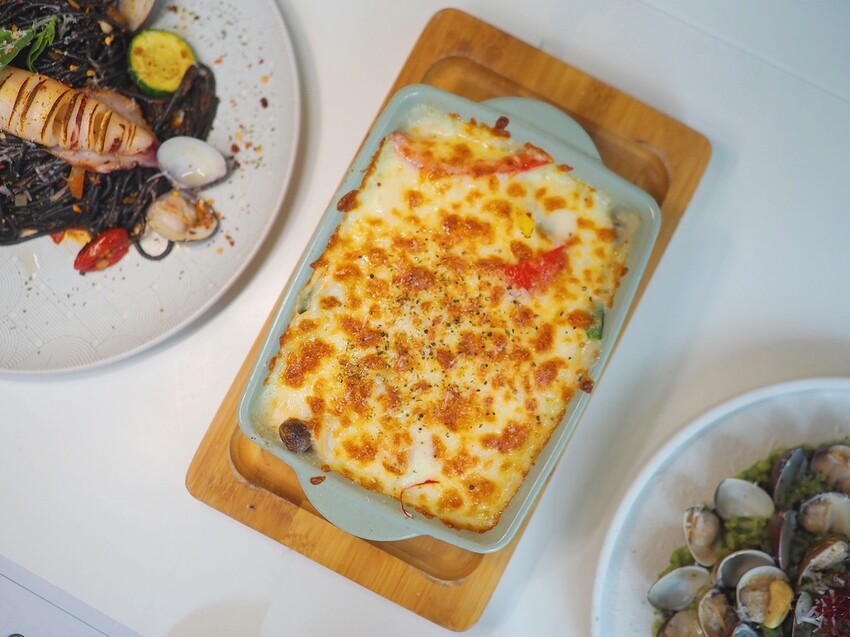 《 Listening67 林森 67》台中西區超好拍純白貨櫃玻璃屋，玻璃屋包廂就像隱藏在都市裡的森林系灶咖｜下午茶