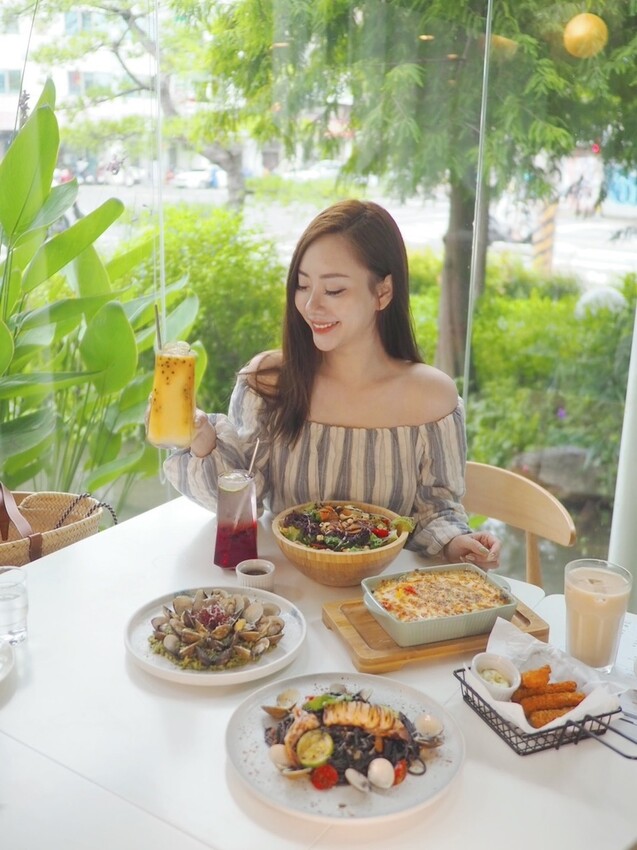 《 Listening67 林森 67》台中西區超好拍純白貨櫃玻璃屋，玻璃屋包廂就像隱藏在都市裡的森林系灶咖｜下午茶