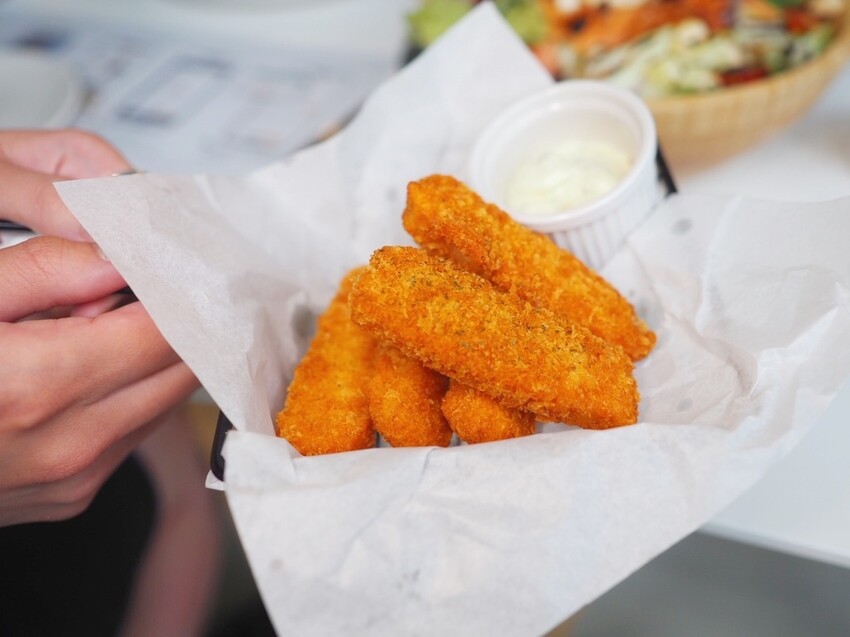 《 Listening67 林森 67》台中西區超好拍純白貨櫃玻璃屋，玻璃屋包廂就像隱藏在都市裡的森林系灶咖｜下午茶