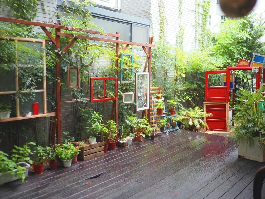 《 Listening67 林森 67》台中西區超好拍純白貨櫃玻璃屋，玻璃屋包廂就像隱藏在都市裡的森林系灶咖｜下午茶