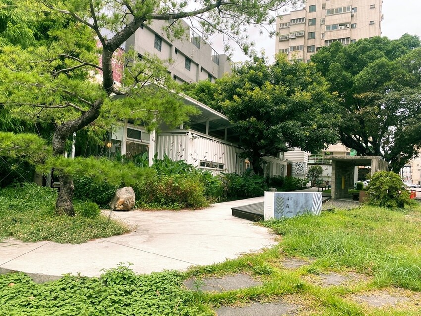 《 Listening67 林森 67》台中西區超好拍純白貨櫃玻璃屋，玻璃屋包廂就像隱藏在都市裡的森林系灶咖｜下午茶