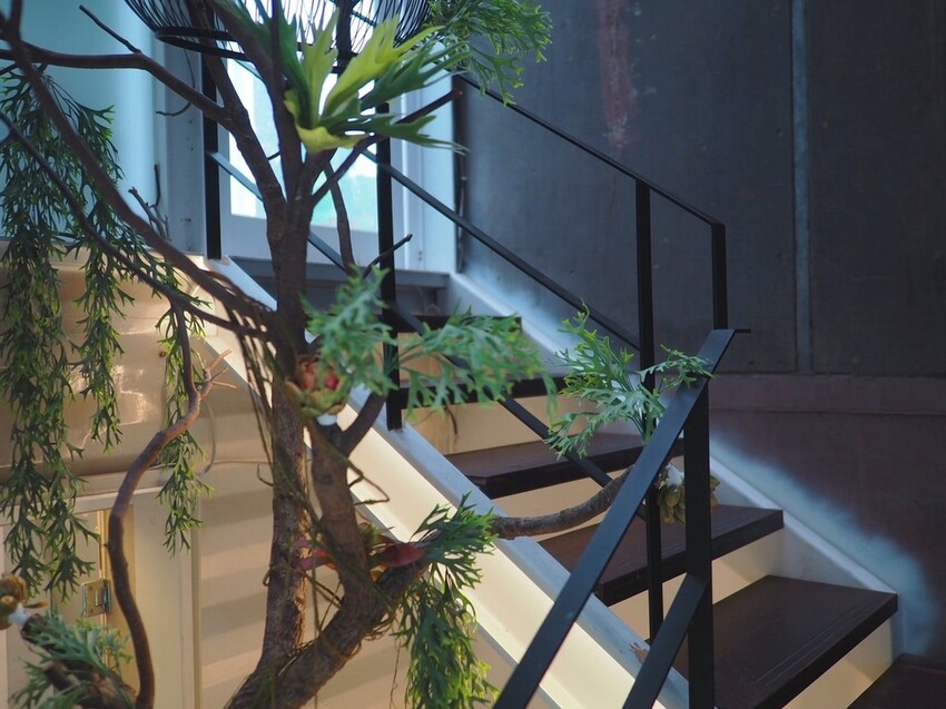 《 Listening67 林森 67》台中西區超好拍純白貨櫃玻璃屋，玻璃屋包廂就像隱藏在都市裡的森林系灶咖｜下午茶