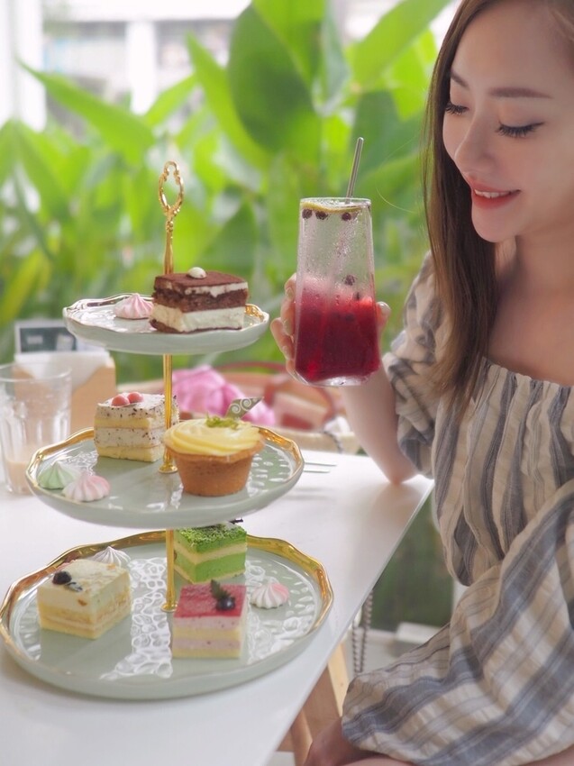 《 Listening67 林森 67》台中西區超好拍純白貨櫃玻璃屋，玻璃屋包廂就像隱藏在都市裡的森林系灶咖｜下午茶