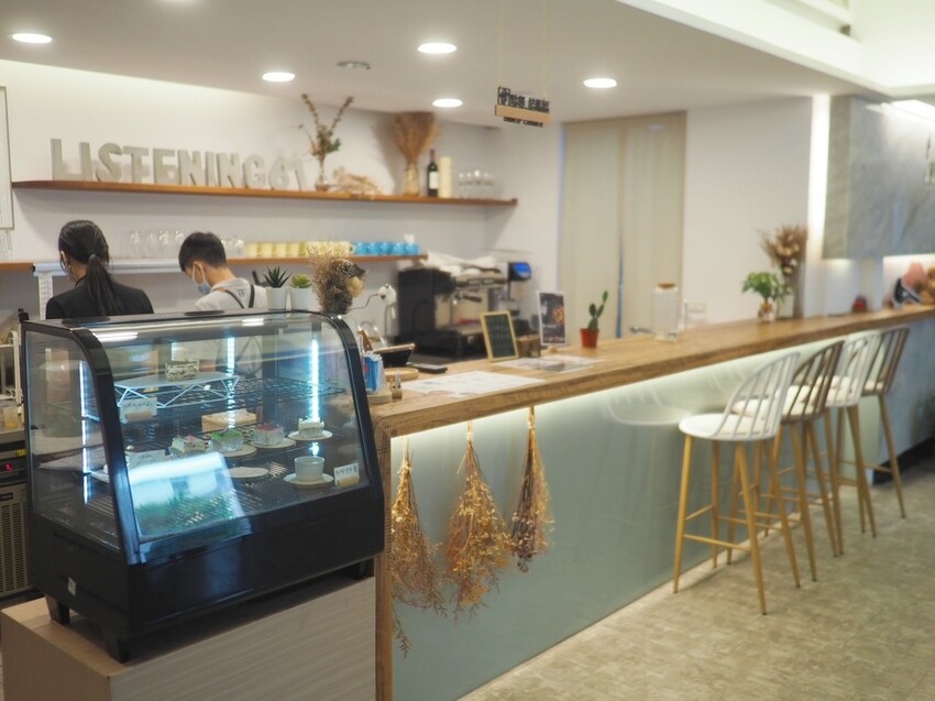 《 Listening67 林森 67》台中西區超好拍純白貨櫃玻璃屋，玻璃屋包廂就像隱藏在都市裡的森林系灶咖｜下午茶