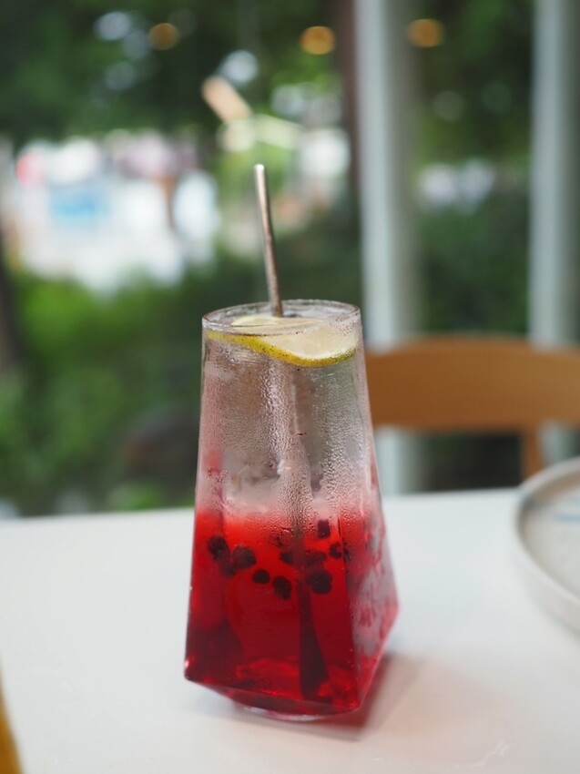 《 Listening67 林森 67》台中西區超好拍純白貨櫃玻璃屋，玻璃屋包廂就像隱藏在都市裡的森林系灶咖｜下午茶