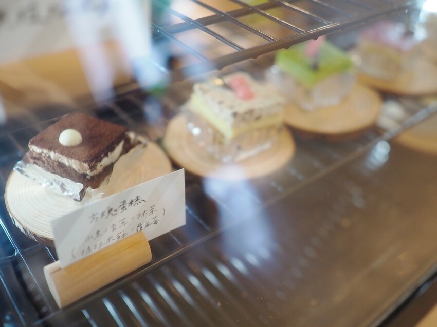 《 Listening67 林森 67》台中西區超好拍純白貨櫃玻璃屋，玻璃屋包廂就像隱藏在都市裡的森林系灶咖｜下午茶