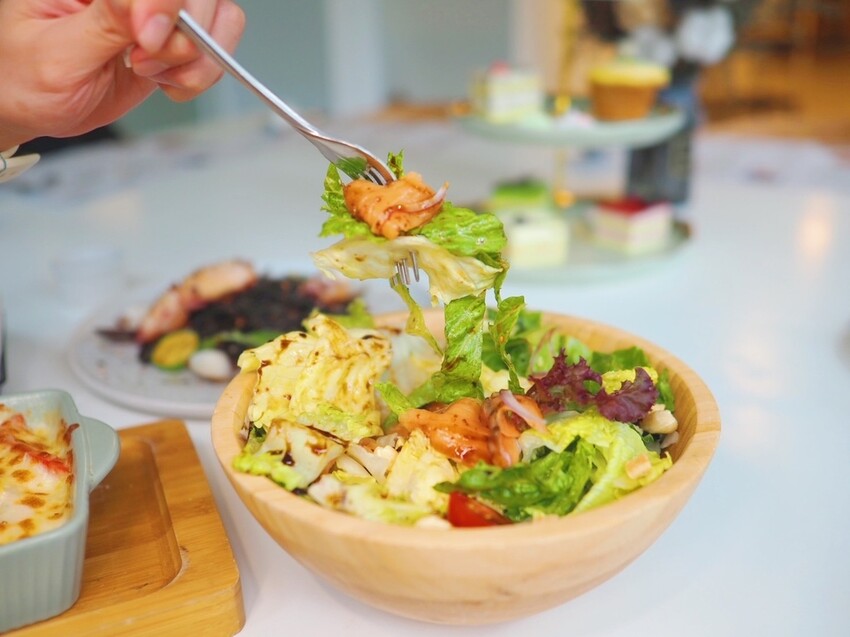 《 Listening67 林森 67》台中西區超好拍純白貨櫃玻璃屋，玻璃屋包廂就像隱藏在都市裡的森林系灶咖｜下午茶