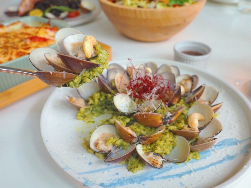 《 Listening67 林森 67》台中西區超好拍純白貨櫃玻璃屋，玻璃屋包廂就像隱藏在都市裡的森林系灶咖｜下午茶