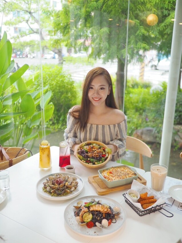 《 Listening67 林森 67》台中西區超好拍純白貨櫃玻璃屋，玻璃屋包廂就像隱藏在都市裡的森林系灶咖｜下午茶