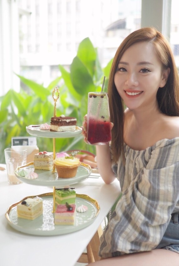 《 Listening67 林森 67》台中西區超好拍純白貨櫃玻璃屋，玻璃屋包廂就像隱藏在都市裡的森林系灶咖｜下午茶