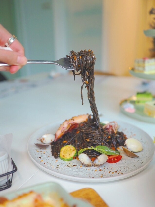 《 Listening67 林森 67》台中西區超好拍純白貨櫃玻璃屋，玻璃屋包廂就像隱藏在都市裡的森林系灶咖｜下午茶