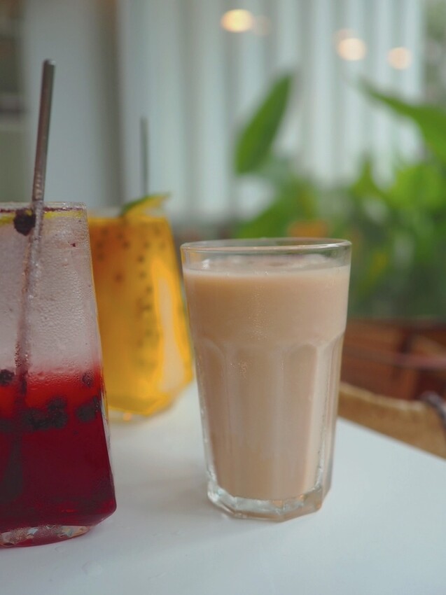 《 Listening67 林森 67》台中西區超好拍純白貨櫃玻璃屋，玻璃屋包廂就像隱藏在都市裡的森林系灶咖｜下午茶